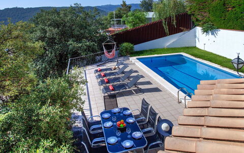 Paris: Plante, Bâtiment, Arbre, Ciel, Piscine, Chaise, Mobilier De Jardin, Design Urbain, Ombre, Loisir