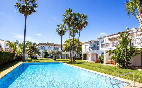Dénia 456: Plante, L'Eau, Ciel, Bâtiment, Nuage, Arbre, Bleu Azur, Bleu, Piscine, Arecales