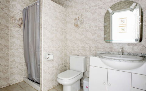 Dénia 456: Miroir, Luminaire Plomberie, Propriété, Robinet, Évier, Lavabo, Bâtiment, Armoire De Toilette, Salle De Bains, Siège De Toilette
