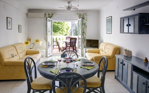 Dénia 456: Table, Canapé, Meubles, Propriété, Bâtiment, Vert, Chaise, Cadre, Bois, Éclairage