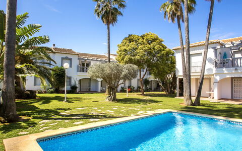 Dénia 456: L'Eau, Ciel, Plante, Jour, Propriété, Bleu, Bâtiment, Vert, Arbre, Bleu Azur