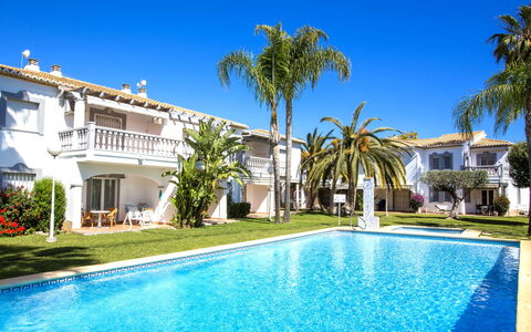 Dénia 456: L'Eau, Plante, Ciel, Bâtiment, Bleu, Bleu Azur, Piscine, Arbre, Fenêtre, Maison