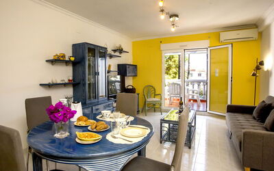 La Giralda F 456.2: Table, Meubles, Propriété, Chaise, Design Intérieur, Bois, Canapé, Salon, Sol, Sol