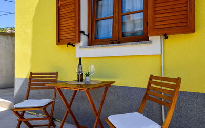 Sveti Juraj 103: Meubles, Bâtiment, Fenêtre, Table, Bleu, Bois, Chaise, Jaune, Design Intérieur, Ombre
