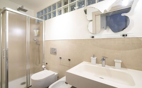 Decameron House: Miroir, Robinet, Luminaire Plomberie, Évier, Lavabo, Propriété, Salle De Bains, Design Intérieur, Architecture