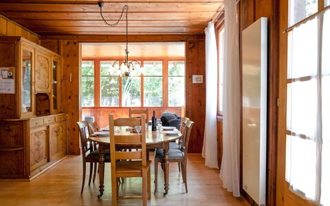 Dufaux: Propriété, Bois, Porte, Table, Design Intérieur, Cabinetry, Fenêtre, Chaise, Sol