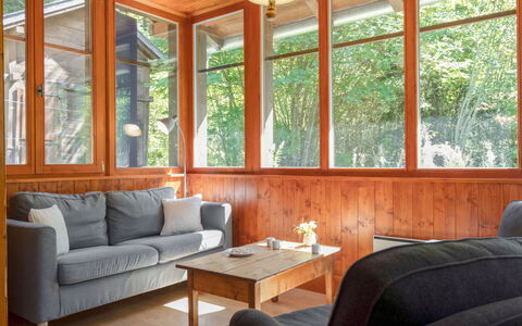 Dufaux: Propriété, Canapé, Fenêtre, Meubles, Table, Bâtiment, Bois, Confort, Design Intérieur, Ombre