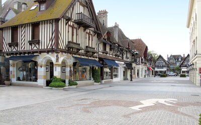 Deauville-Trouville 145: Bâtiment, Fenêtre, Ville, Surface De La Route, Ville, Façade, Quartier, Architecture, Zone Résidentielle, Maison