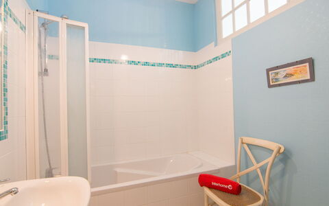 L'Anse: Luminaire Plomberie, Propriété, Tete De Douche, Salle De Bains, Baignoire, Robinet, Douche, Bâtiment