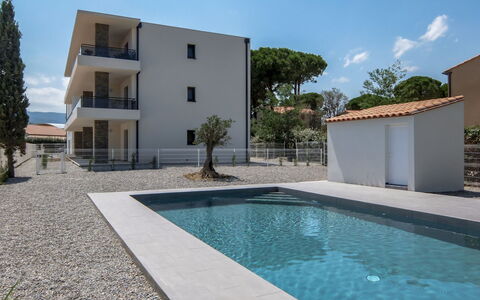 Argelès sur Mer 110: L'Eau, Ciel, Jour, Propriété, Bâtiment, Piscine, Nuage, Bleu Azur, Arbre, Plante