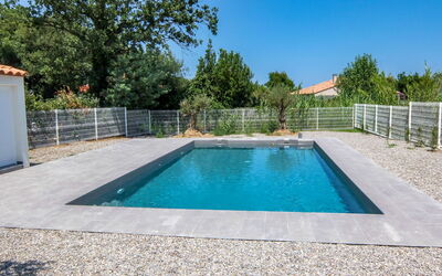 Argelès sur Mer 110: L'Eau, Ressources En Eau, Propriété, Ciel, Piscine, Bleu, Ombre, Bâtiment, Rectangle, Herbe