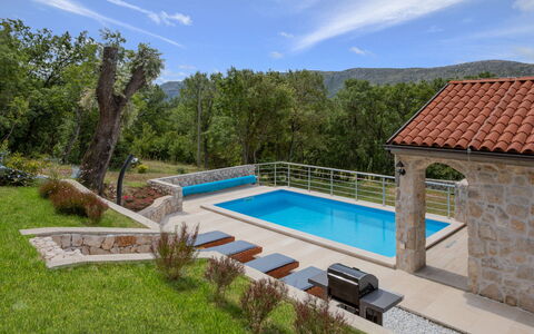 Villa Matija: Plante, L'Eau, Nuage, Ciel, Piscine, Bâtiment, Arbre, Lot Terre, Ombre, Loisir