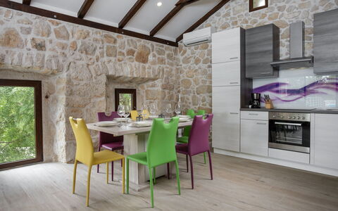 Villa Matija: Table, Propriété, Meubles, Chaise, Bois, Design Intérieur, Architecture, Plante, Sol