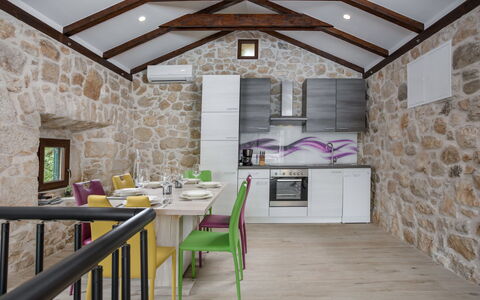Villa Matija: Table, Meubles, Propriété, Chaise, Bois, Fenêtre, Design Intérieur, Architecture, Cuisine, Sol