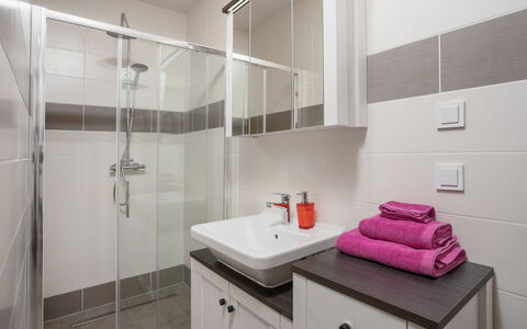 Villa Matija: Propriété, Bâtiment, Robinet, Luminaire Plomberie, Évier, Cabinetry, Tete De Douche, Armoire De Toilette, Salle De Bains