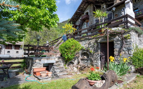 Maison Meynet: Ciel, Table, Meubles, Jour, Propriété, Plante, Montagne, Bleu Azur, Chaise, La Nature