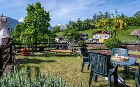 Maison Meynet: Ciel, Table, Meubles, Jour, Propriété, Plante, Montagne, Bleu Azur, Chaise, La Nature