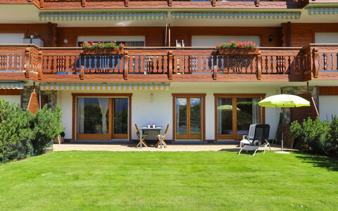 Cascades D'Eden 2: Plante, Bâtiment, Fenêtre, Loisir, Parapluie, Immobilier, Façade, Mobilier De Jardin, Herbe, Chaise