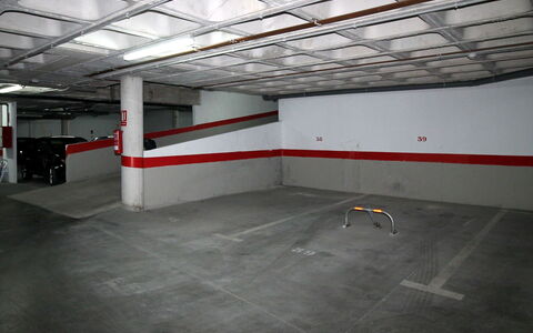 Velazquez: Parking, Sol, Plafond, Bâtiment, Mur, Terrain De Stationnement, Architecture, Pièce, Sol