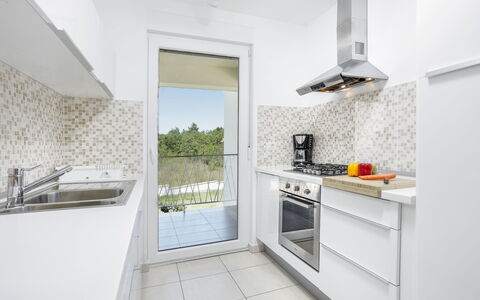 Forest Fairy: Propriété, Pièce, Blanc, Design Intérieur, Meubles, Maison, Bâtiment, Cuisine, Sol, Comptoir
