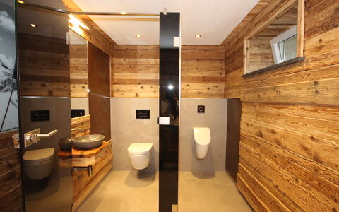 Aschau im Zillertal 490: Propriété, Fenêtre, Design Intérieur, Architecture, Bois, Sol, Évier, Luminaire Plomberie, Sol, Salle De Bains