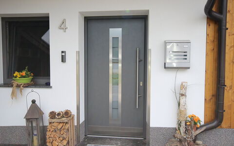 Aschau im Zillertal 490: Porte, Propriété, Jaune, Maison, Accueil Porte, Pièce, Bâtiment, Domicile, Façade, Fenêtre