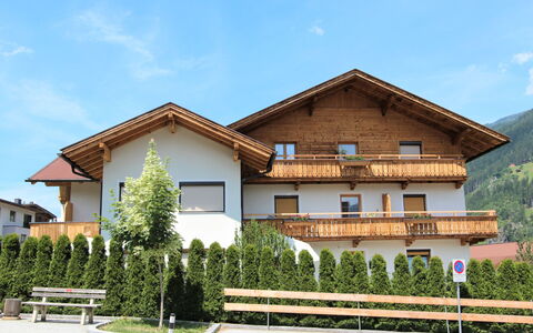 Aschau im Zillertal 490: Ciel, Plante, Bâtiment, Propriété, Nuage, Fenêtre, Arbre, Architecture, Lot Terre, Design Urbain