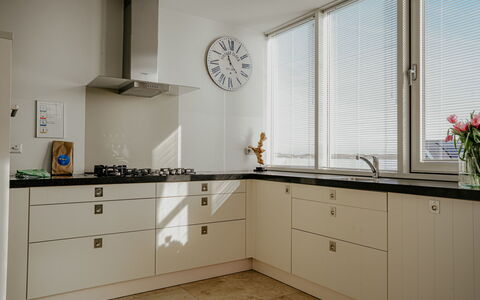 De Zeeparel: Bois, Cuisine, Cabinetry, Design Intérieur, Comptoir, Sol, Domicile, Plafond, Placard, Appareil De Cuisine