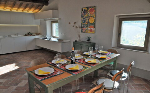 Podere Palazzo: Pièce, Propriété, Meubles, Design Intérieur, Salle À Manger, Bâtiment, Table, Petit Déjeuner, Maison, Sol