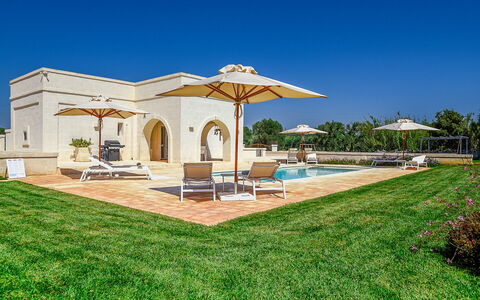 Il Casalino - Corte dei Messapi: Ciel, Plante, Bâtiment, Ombre, Mobilier De Jardin, Lot Terre, Maison, Rectangle, Loisir, Herbe