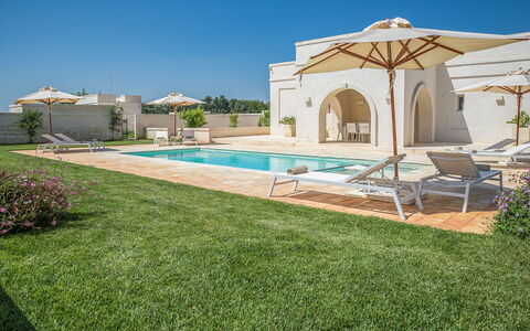 Il Casalino - Corte dei Messapi: Ciel, Plante, Ombre, Lot Terre, Piscine, Herbe, Maison, Paysage, Immobilier, Mobilier De Jardin
