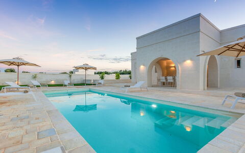 Il Casalino - Corte dei Messapi: L'Eau, Ciel, Propriété, Plante, Bâtiment, Piscine, Bleu Azur, Design Intérieur, Fenêtre, Loisir