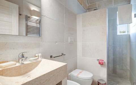 Il Casalino - Corte dei Messapi: Luminaire Plomberie, Robinet, Propriété, Évier, Lavabo, Salle De Bains, Design Intérieur, Architecture, Miroir