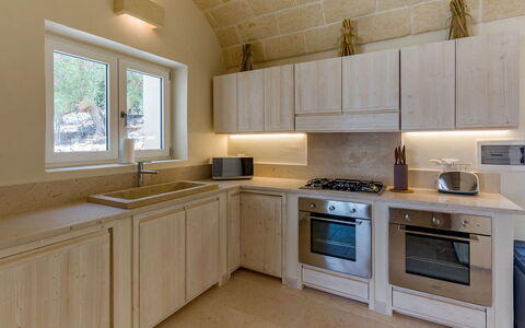 La Residenza - Corte dei Messapi: Cabinetry, Comptoir, Propriété, Evier, Meubles, Fenêtre, Robinet, Évier, Cuisinière, Cuisine