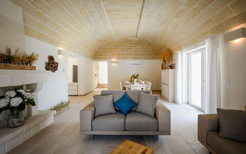 La Residenza - Corte dei Messapi: Meubles, Canapé, Plante, Propriété, Bâtiment, Confort, Cadre, Salon, Plante D'Appartement, Design Intérieur