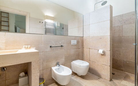 La Residenza - Corte dei Messapi: Miroir, Luminaire Plomberie, Propriété, Bâtiment, Évier, Robinet, Salle De Bains, Lavabo, Design Intérieur, Toilette