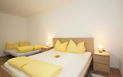 Matilda: Meubles, Chambre, Lit, Pièce, Propriété, Jaune, Cadre De Lit, Design Intérieur, Drap De Lit, Matelas