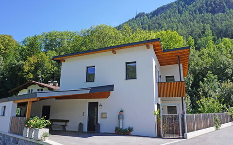 Matilda: Plante, Ciel, Fenêtre, Bâtiment, Arbre, Lot Terre, Montagne, Maison, Chalet, Zone Résidentielle
