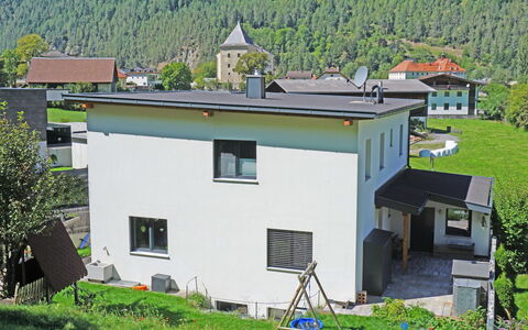 Matilda: Plante, Bâtiment, Propriété, Fenêtre, Vert, Lot Terre, Arbre, Maison, Quartier, Chalet