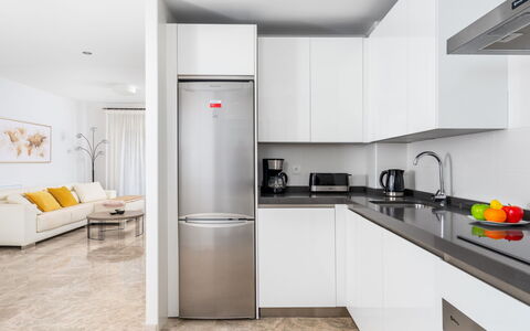 Los Naranjos Singles: Pièce, Cuisine, Propriété, Comptoir, Meubles, Design Intérieur, Cabinetry, Principaux Appliance, Réfrigérateur, Sol