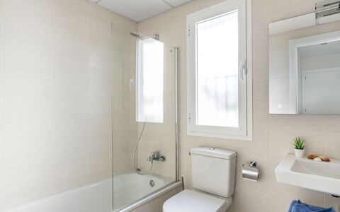 Los Naranjos Singles: Salle De Bains, Propriété, Pièce, Design Intérieur, Baignoire, Architecture, Luminaire Plomberie, Bâtiment, Maison, Plafond