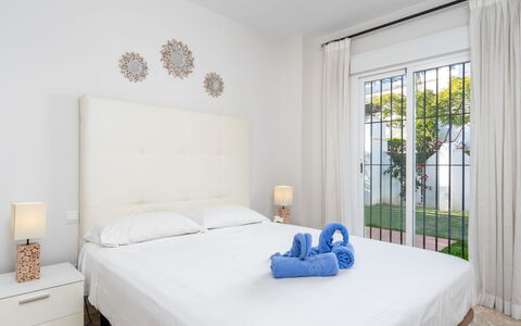 Los Naranjos Singles: Chambre, Meubles, Lit, Pièce, Propriété, Drap De Lit, Matelas, Cadre De Lit, Design Intérieur, Literie