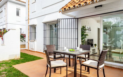 Los Naranjos Singles: Propriété, Bâtiment, Pièce, Design Intérieur, Meubles, Maison, Immobilier, Table, Patio, Domicile