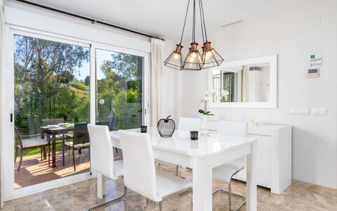 Los Naranjos Singles: Propriété, Pièce, Meubles, Salle À Manger, Design Intérieur, Table, Maison, Plafond, Bâtiment, Immobilier