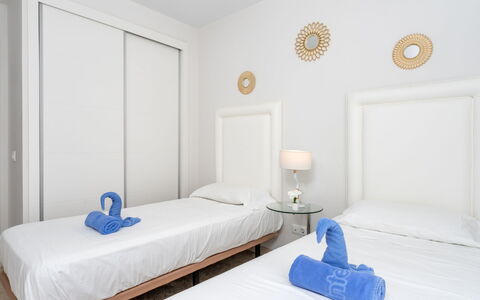 Los Naranjos Singles: Meubles, Propriété, Bleu Azur, Confort, Textile, Bois, Porte, Lit, Design Intérieur, Peindre