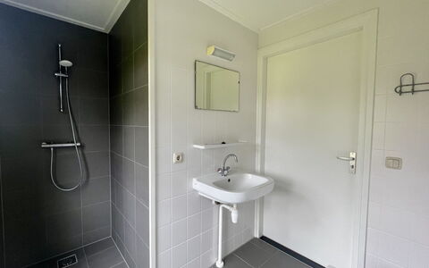 Comfortabel 6: Miroir, Robinet, Luminaire Plomberie, Évier, Lavabo, Bâtiment, Salle De Bains, Rectangle, Maison