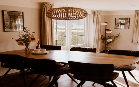 Comfortabel 8: Table, Meubles, Propriété, Cadre, Plante, Chaise, Bois, Design Intérieur, Sol, Ombre
