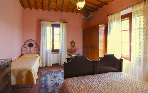 Galleria di Brolio: Meubles, Mur, Design Intérieur, Chambre, Sol, Sol, Lit, Linge, Pièce, Plafond