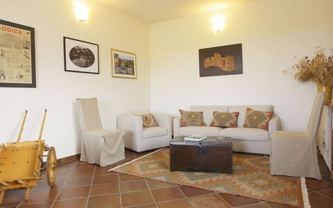 Al Castello: Pièce, Propriété, Meubles, Sol, Design Intérieur, Salon, Bâtiment, Immobilier, Jaune, Maison