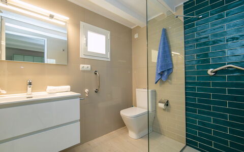 Pedro: Luminaire Plomberie, Miroir, Évier, Propriété, Bâtiment, Robinet, Salle De Bains, Violet, Lavabo